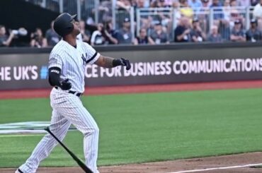 Cette balle était dirigée dans One Direction. #LondonSeries ...