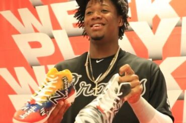 Le moment où
Ronald Acuña a vu ses chaussures #PlayersWeekend pour la première fois ....