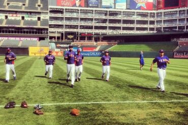 Les #Rangers se réchauffent sur le terrain au Globe Life Park à Arlington ....