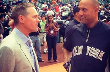 Lors de sa dernière journée d'ouverture, Derek Jeter s'entretient avec une autre légende de Houston ....