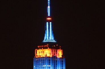 En l'honneur de #OpeningDay, le @empirestatebldg
brille dans les couleurs @Mets ....