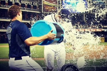 En espèces. Argent.
Ayez-vous une journée, Andrew Cashner. #Couvre-feu...