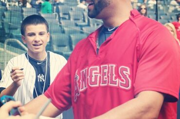 Albert Pujols signe pour les supporters au Yankee Stadium. #Anges...