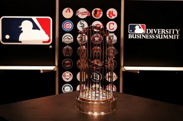Le trophée #WorldSeries est exposé au #MLBDBS ....