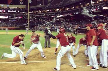Un #walkoff humide en AZ. (Via @dbacks) ...