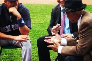 Derek Jeter et Ernie Banks discutent à Wrigley. #yankees #cubs ...