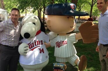 Les #MNTwins, MLB et @SnoopyGrams dévoilent des statues All-Star Peanuts au thème Twins ...