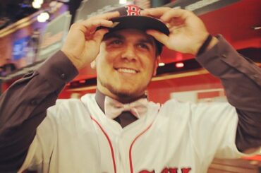 Michael Chavis ajuste sa nouvelle casquette @RedSox avant de monter sur le podium. #MLBDraft ...