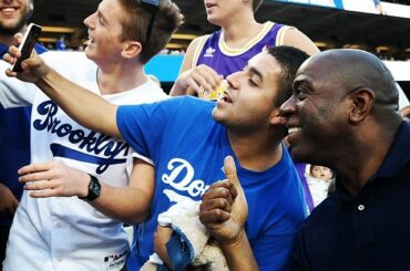 Prendre un selfies avec Magic Johnson. Inestimable. #dodgers ...