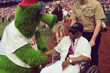 Le phanatic accueille un ancien combattant le jour du souvenir. #phillies ...