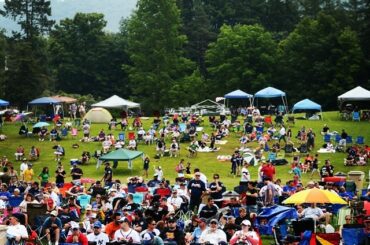 Les fans se rassemblent pour la cérémonie d’induction @baseballhall. #hofwknd ...