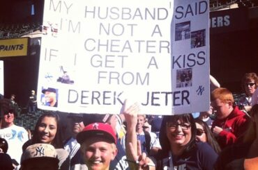 Les fans de @Athletics découvrent de nouvelles façons de dire à Derek Jeter qu'il va nous manquer. #FarewellCapt ...