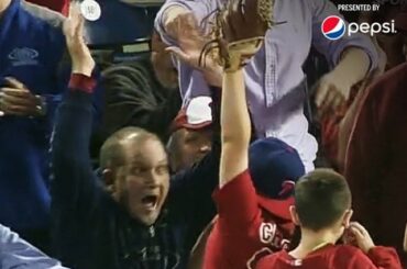 Des moments comme celui-ci entre père et fils sont la base même du baseball. #ThrillOfTheGam ...