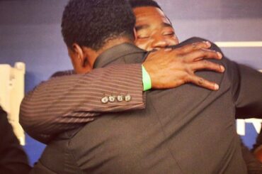 Nick et Tom Gordon s'embrassent après que Nick ait été sélectionné 5ème au total par @twins. #mlbd ...