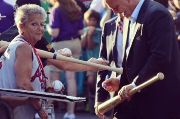 Oui, elle reçoit l'autographe de Cal Ripken. #hofwknd ...