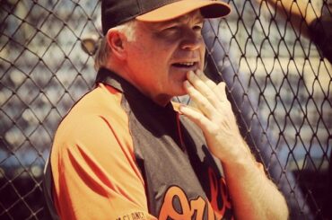 Buck Showalter contemple le match d'aujourd'hui. #orioles ...