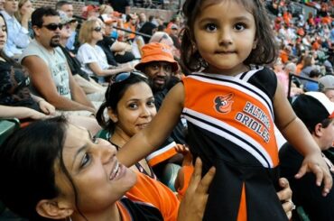 Un bébé oiseau prend un jeu à #Birdland ....