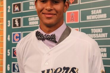 Un noeud papillon va si bien avec un maillot. #mlbdraft ...