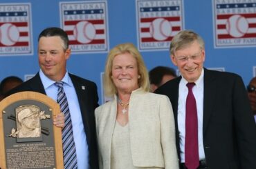 Greg Maddux reçoit sa plaque @baseballhall. #hofwknd ...