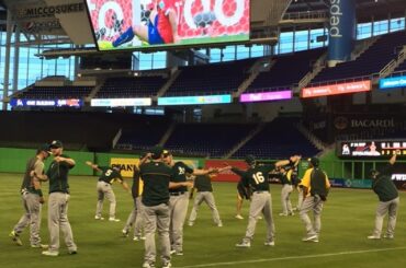 Les @Athletics assistent à une petite action #WorldCup pendant leur match d'avant-match ....