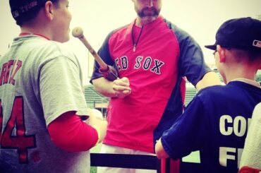 David Ross signe des autographes à Fenway. #redsox ...