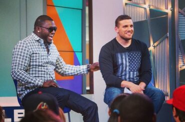 Le producteur exécutif lui-même, @davidortiz, passe devant le set #OffTheBat de ce soir ...