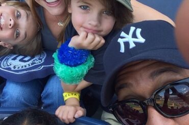 TGI ... S?@jaleelwhite et @melissajoanhart sont venus au Yankee Stadium aujourd'hui. Et ...