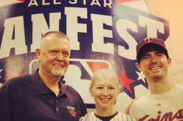Le membre du Temple de la renommée, Bert Blyleven, prend une photo avec les fans au #FanFest ....