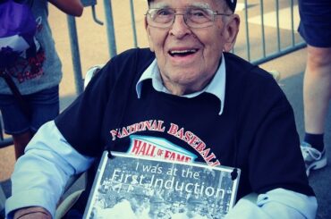 Ce jeune homme était à la première induction de @baseballhall en 1939. Il a raté ...