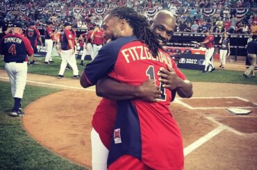 Larry Fitzgerald et Adrian Peterson ont essayé un nouveau sport pour la journée. #CelebSoftba ...