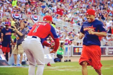 Ozzie s'incline devant le roi de #CelebSoftball, @nelly_mo ....