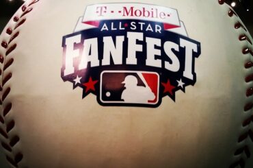 Le plus grand baseball du monde peut être trouvé à #FanFest ....
