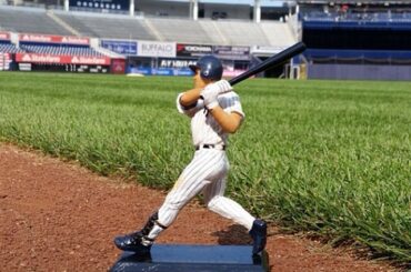 #Repost de @yankees: C’est la nuit de la figurine Derek Jeter au stade, et ces ...