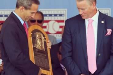 Tom Glavine jette un œil sur sa plaque @baseballhall. #hofwknd ...