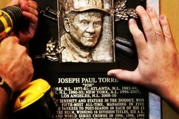 La plaque de @Baseballhall de Joe Torre est installée. #hofwknd ...