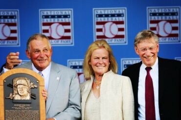 Bobby Cox reçoit la plaque @BaseballHall et Tomahawk Chop sur scène. #HOFWKND ...