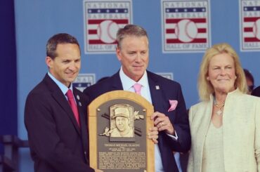 Tom Glavine reçoit sa plaque @baseballhall. #hofwknd ...