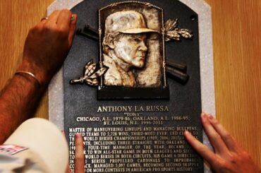 La plaque de Tony La Russa est installée au @BaseballHall. #HOFWKND ...