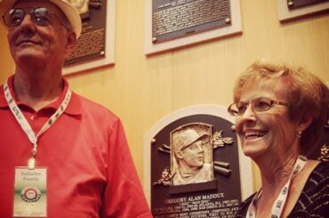 Les parents de Greg Maddux posent avec sa plaque @baseballhall. #hofwknd ...