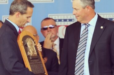 Mad Dog regarde sa plaque @baseballhall. #hofwknd ...
