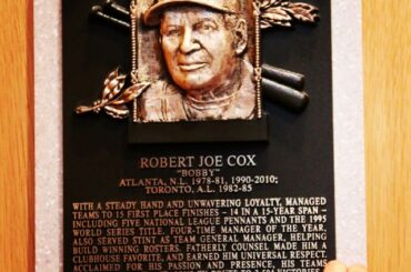 La plaque de Bobby Cox est installée au @BaseballHall. #HOFWKND ...