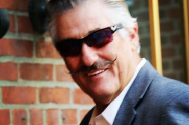 Rollie Fingers arrive au @baseballhall pour une réception. Meilleure moustache jamais ....