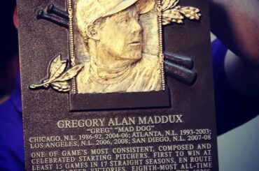 La plaque de Greg Maddux est installée au @baseballhall. #hofwknd ...