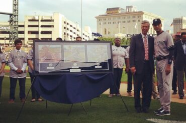 Les @tigers honorent Derek Jeter. #FarewellCaptain ...