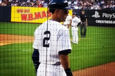 Jeter prend tout cela avant son premier match. #FarewellCaptain ...