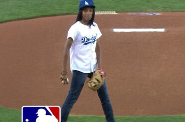 Mo'ne Davis lance le premier lancer au Dodger Stadium. #dodgers ...