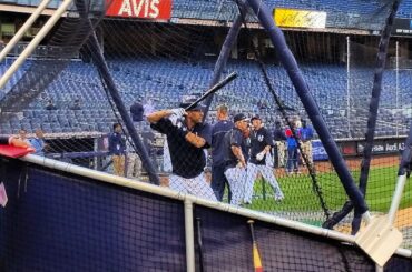Derek Jeter prend quelques entrainements au bâton pour se préparer à son dernier homest ...