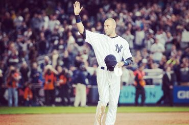 Une dernière vague à la foule du Yankee Stadium. #FarewellCaptain ...