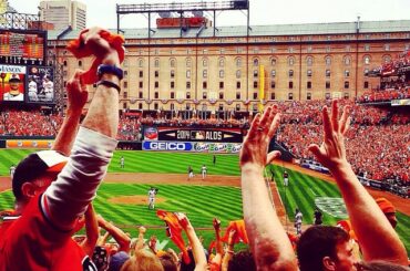 Nick Markakis envoie le #Birdland dans une frénésie avec une explosion à deux manches et deux manches. #postseason ...