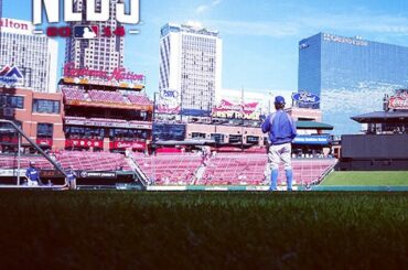L'herbe verte. Ciels bleus. La journée idéale pour le baseball #Postseason de Busch ....